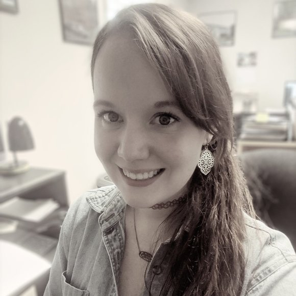 Meet your Posher, Laura - Picture 1 of 2